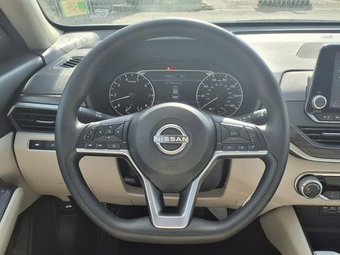 Used 2025 Nissan Altima 2.5 SV image 12