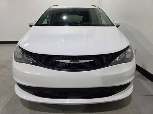 Used 2022 Chrysler Voyager LX image 10