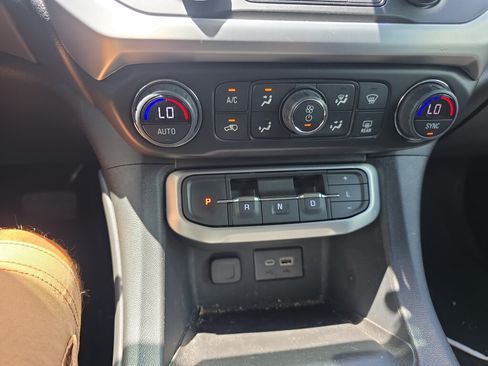 Used 2023 GMC Acadia SLE FWD image 16