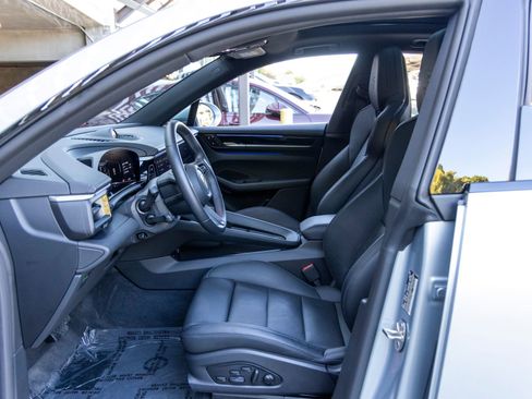 Certified 2025 Porsche Macan Electric RWD image 28