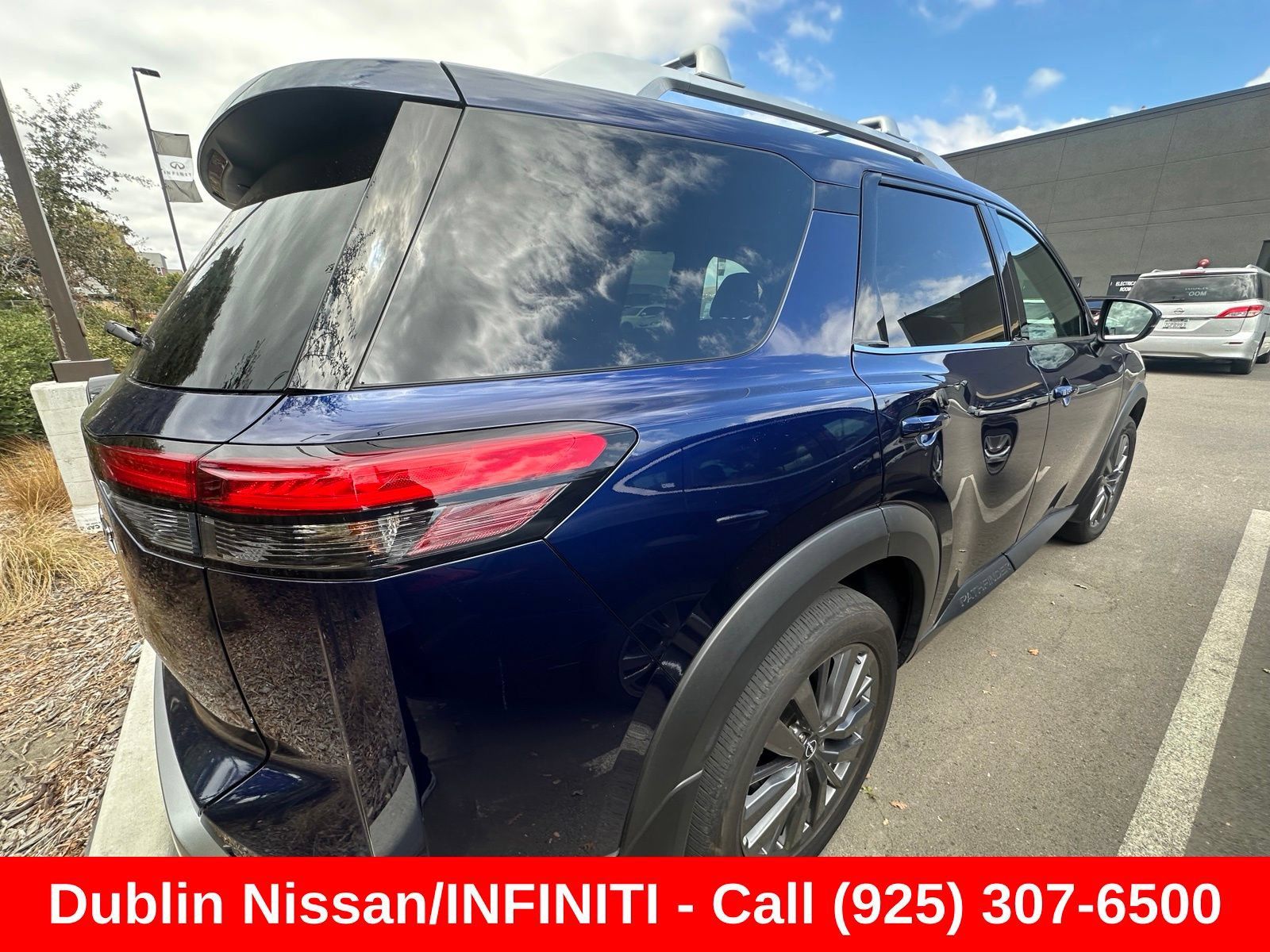 Used 2025 Nissan Pathfinder SL w/ SL Premium Package FWD image 4