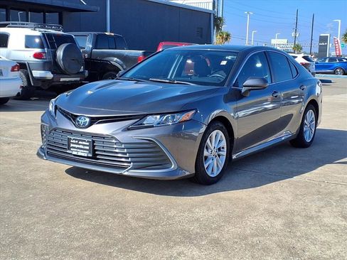 Used 2022 Toyota Camry LE image 2