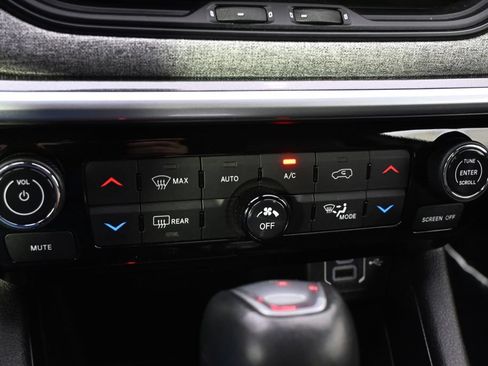 Used 2025 Jeep Compass Latitude w/ Sun & Sound Group AWD/4WD image 29