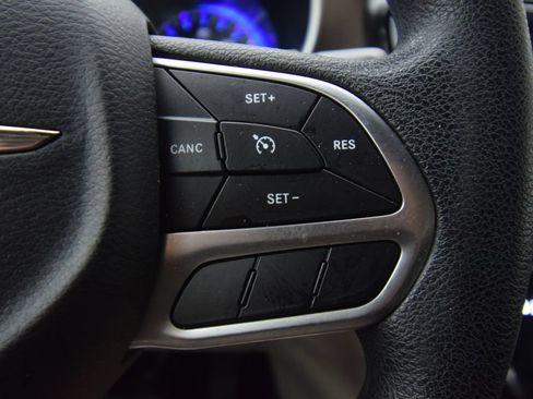 Used 2019 Chrysler Pacifica L FWD image 32
