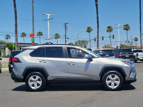 Used 2019 Toyota RAV4 XLE FWD image 3