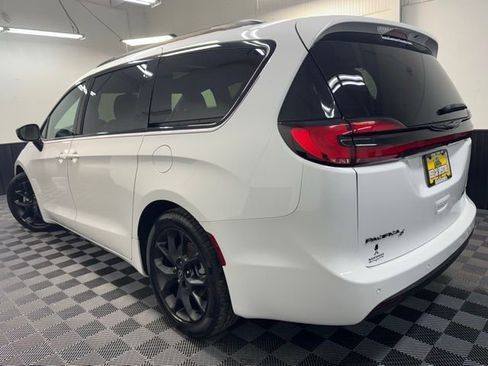 Used 2025 Chrysler Pacifica Limited image 4