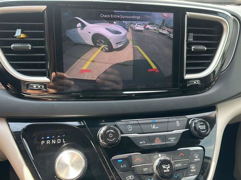 Used 2022 Chrysler Pacifica Touring-L FWD image 29