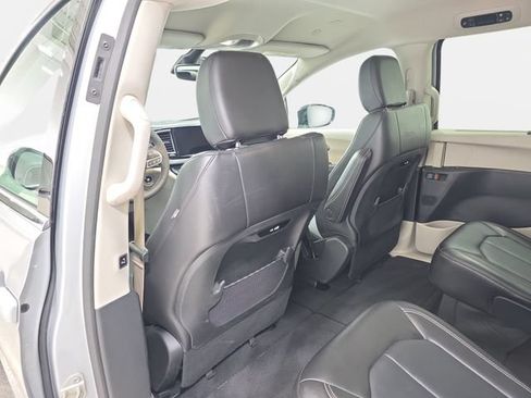 Used 2024 Chrysler Pacifica Touring-L FWD image 12