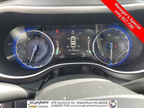 Used 2022 Chrysler Pacifica Touring-L FWD image 12