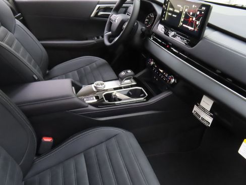 New 2025 Mitsubishi Outlander SE image 24
