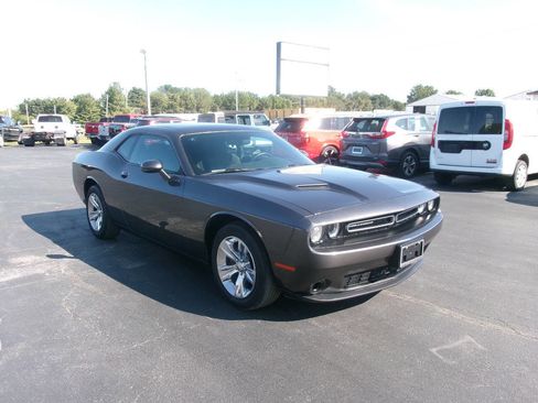 Used 2015 Dodge Challenger SXT image 2