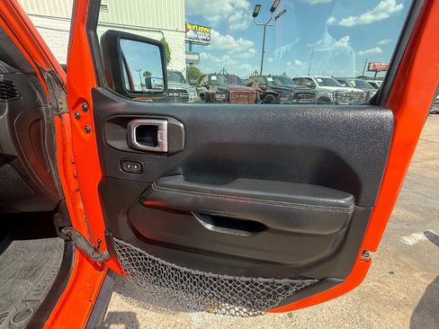 Used 2018 Jeep Wrangler Unlimited Rubicon w/ Dual Top Group AWD/4WD image 15