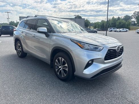 Used 2020 Toyota Highlander XLE AWD/4WD image 9