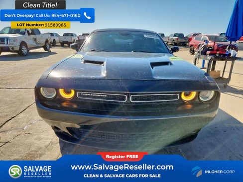 Used 2015 Dodge Challenger SXT image 7
