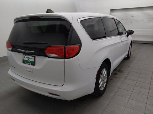 Used 2023 Chrysler Voyager LX FWD image 9