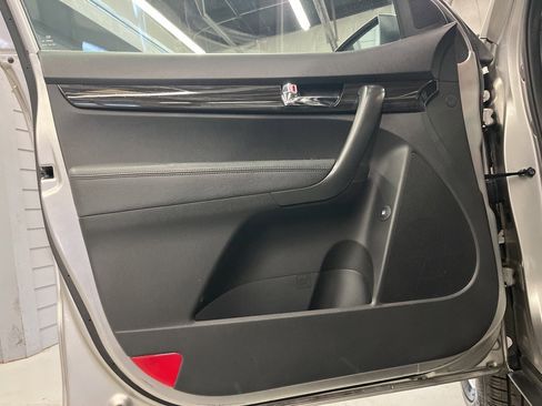 Used 2013 Kia Sorento LX w/ Convenience Pkg image 9