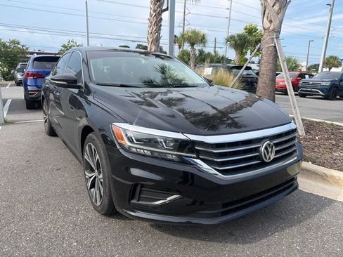 Certified 2022 Volkswagen Passat 2.0T SE FWD image 3