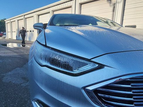 Used 2018 Ford Fusion SE w/ Fusion SE Technology Package FWD image 9