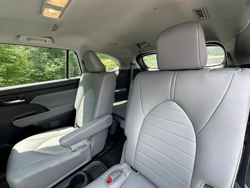 Used 2023 Toyota Highlander XLE AWD/4WD image 11