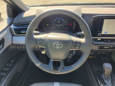 Used 2025 Toyota Camry SE FWD image 11