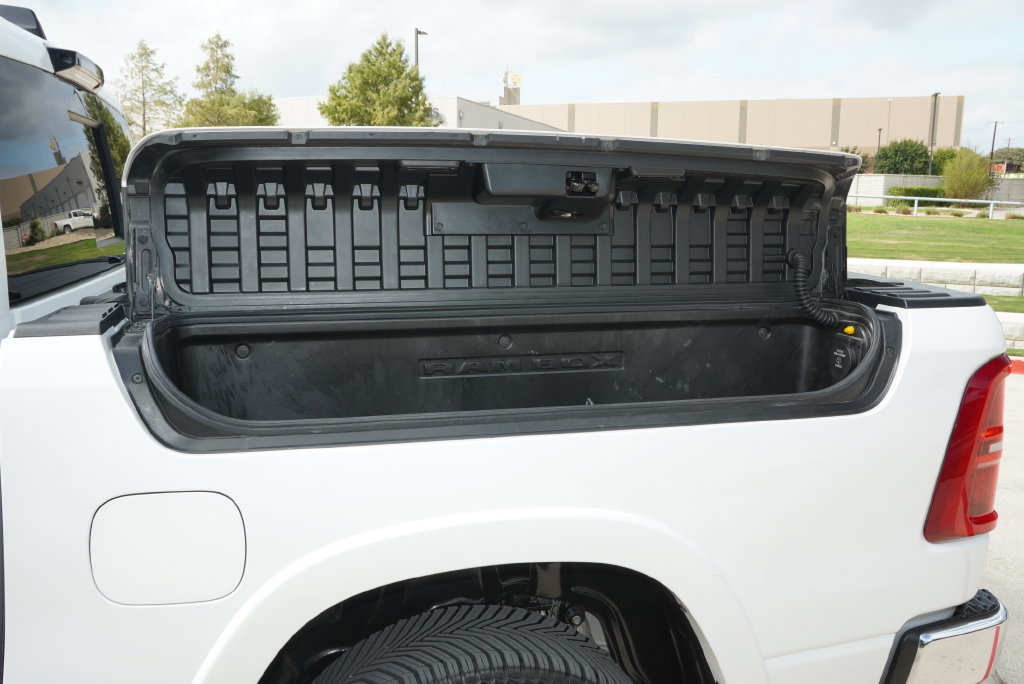Used 2025 RAM 1500 Limited AWD/4WD image 10