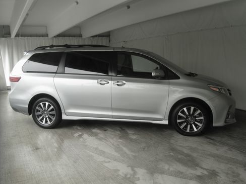 Used 2019 Toyota Sienna Limited Premium image 9
