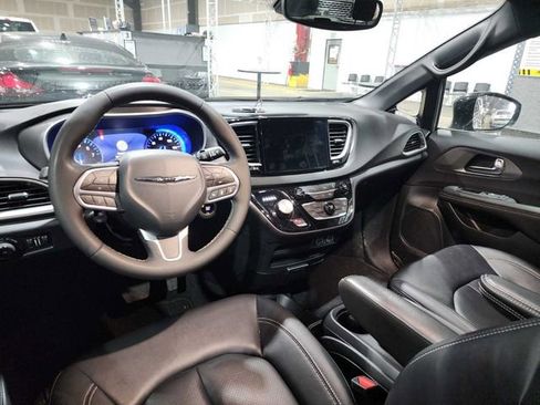 Used 2025 Chrysler Pacifica Select image 3