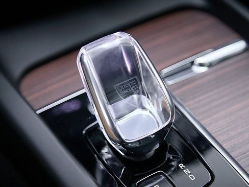 Certified 2023 Volvo XC60 B6 Ultimate w/ Protection Package Premier image 32