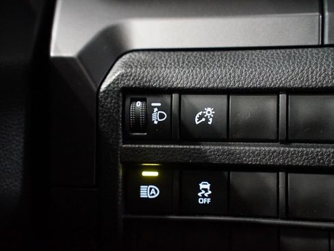 Certified 2025 Toyota Tacoma SR5 AWD/4WD image 25