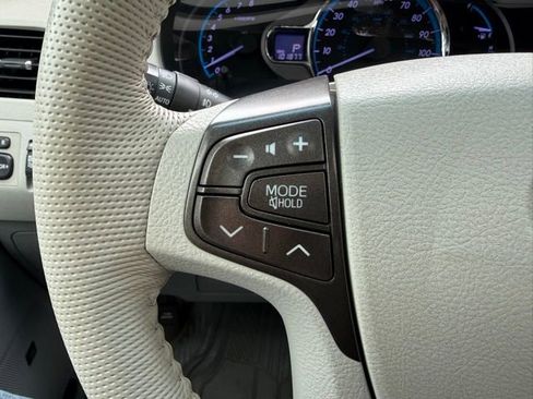 Used 2013 Toyota Sienna XLE w/ Premium Pkg image 12