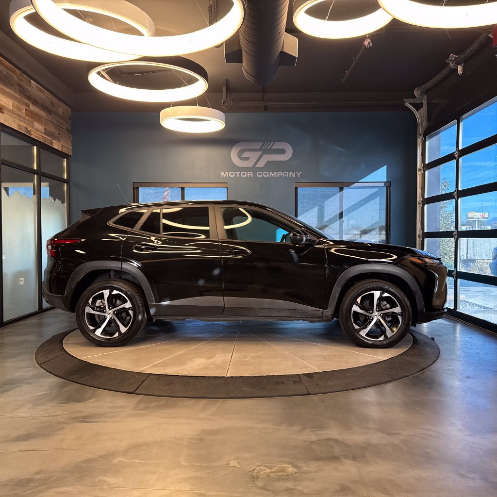 Used 2024 Chevrolet Trax RS w/ Driver Confidence Package FWD image 2
