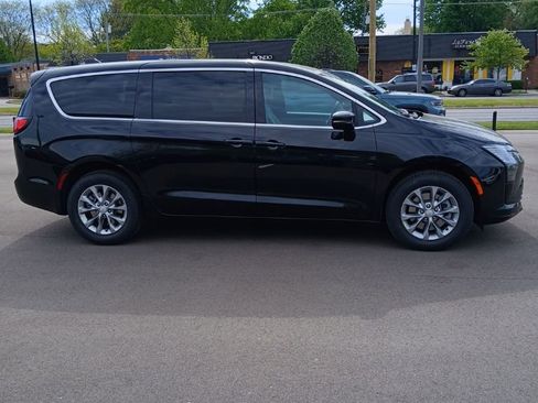 New 2027 Chrysler Pacifica Select AWD/4WD image 8