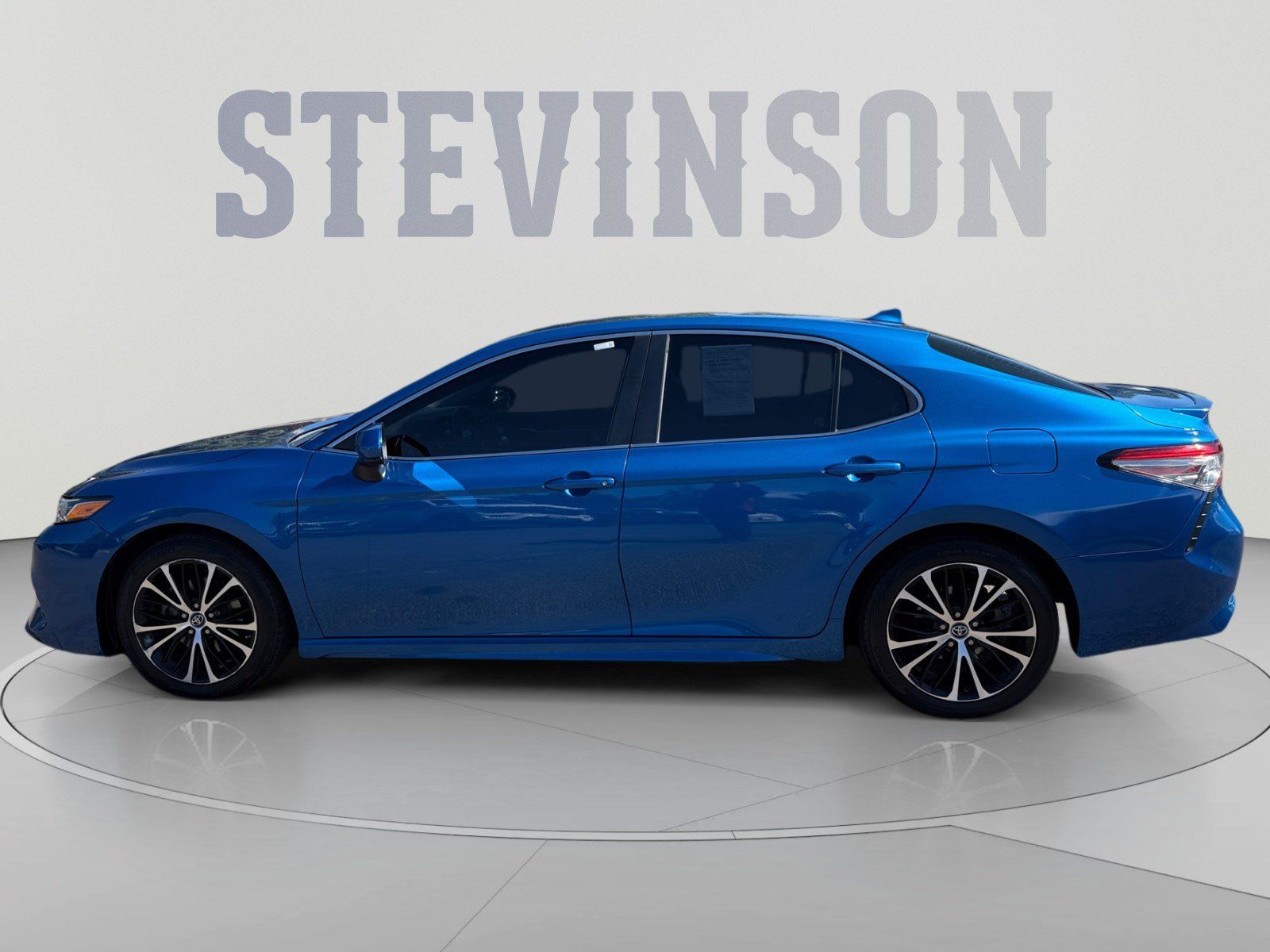 Used 2019 Toyota Camry SE FWD image 2