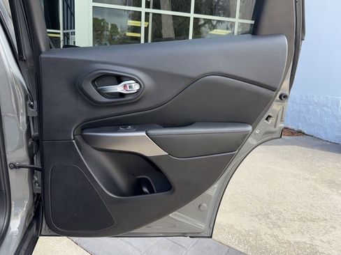 Used 2019 Jeep Cherokee Limited image 19