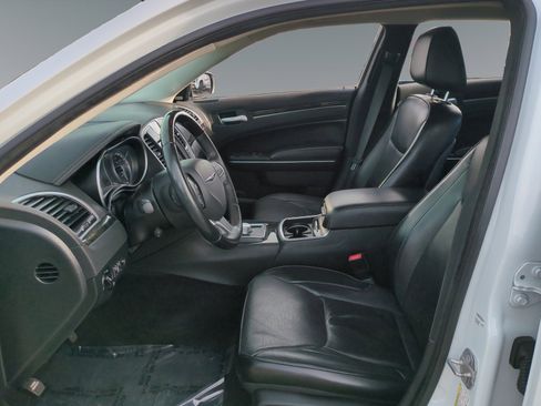 Used 2016 Chrysler 300 C image 9