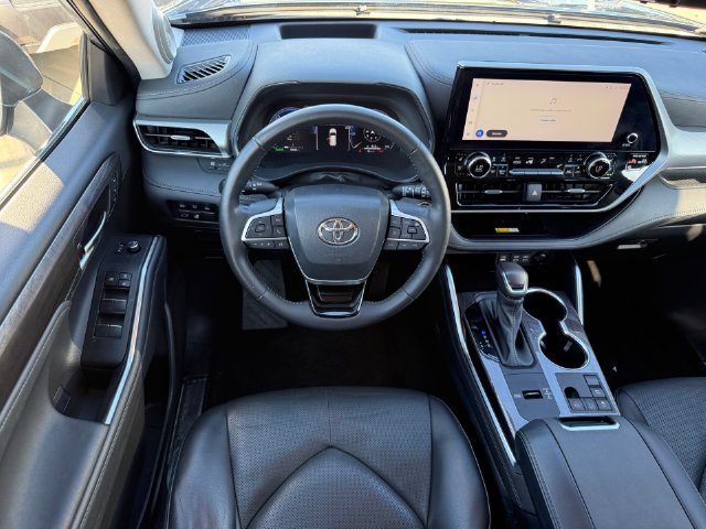 Used 2023 Toyota Highlander Platinum FWD image 25