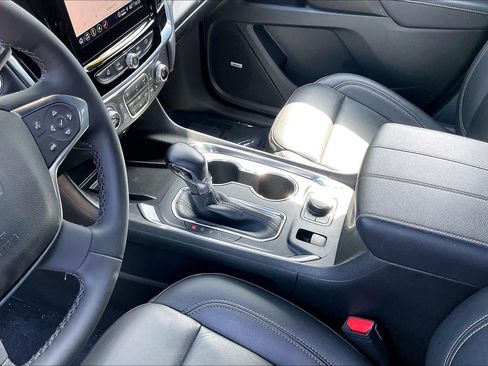 Used 2023 Chevrolet Traverse LT w/ LT Premium Package FWD image 17