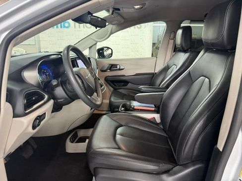 Used 2024 Chrysler Pacifica Touring-L FWD image 8