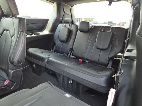 Used 2023 Chrysler Pacifica Touring-L w/ S Appearance Package AWD/4WD image 23