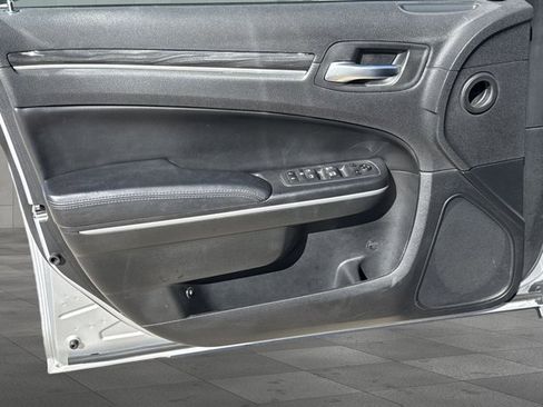 Used 2019 Chrysler 300 Touring w/ Driver Convenience Group image 10