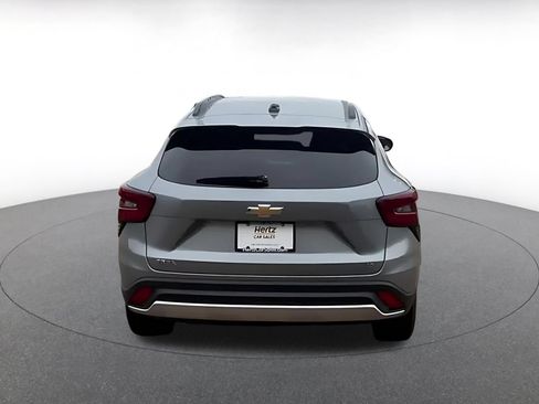 Used 2025 Chevrolet Trax LT FWD image 7