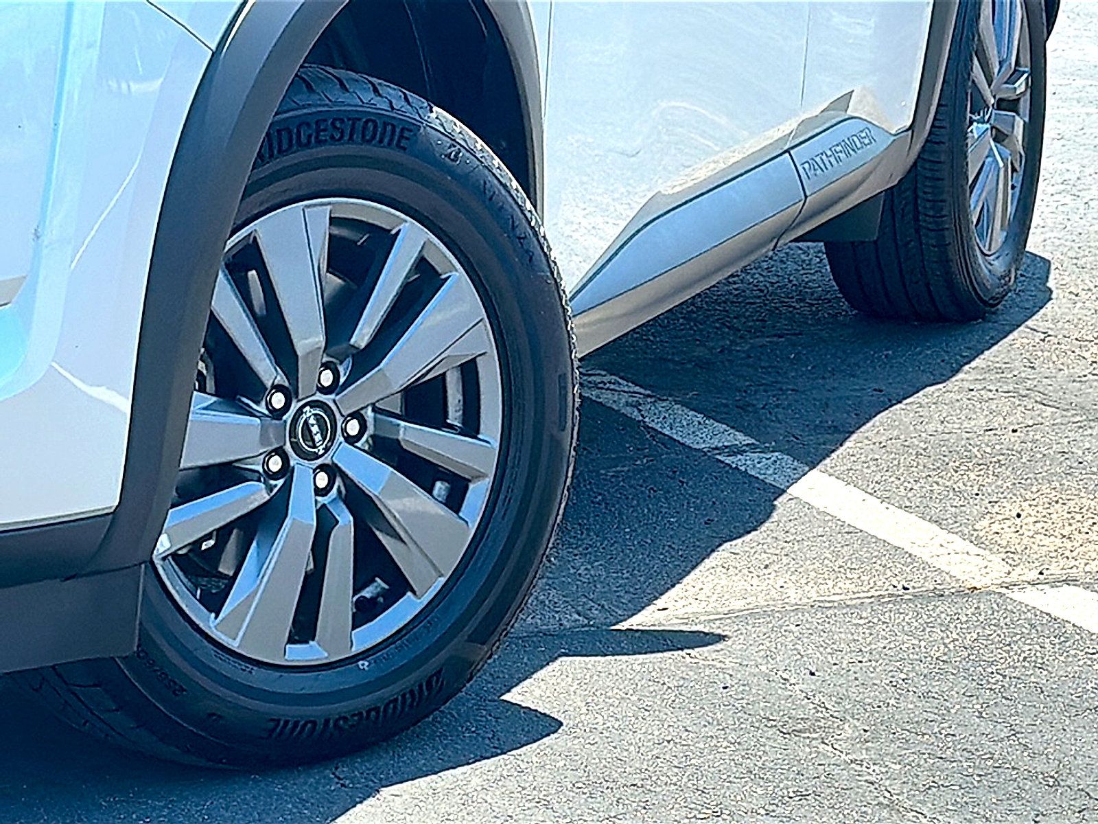 Used 2024 Nissan Pathfinder SV FWD image 3