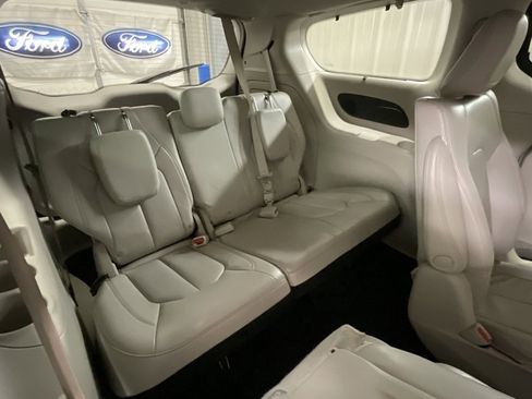 Used 2021 Chrysler Pacifica Touring-L image 13