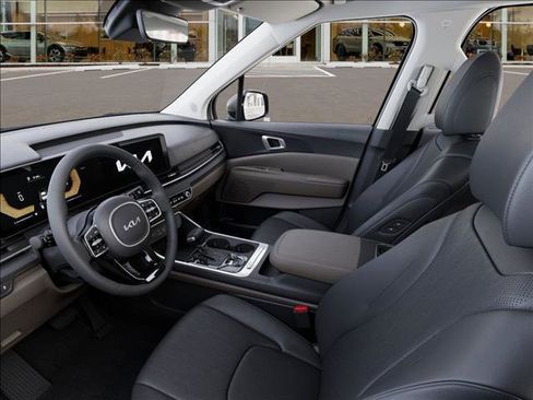 Used 2025 Kia Carnival EX image 17