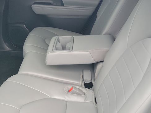 Certified 2025 Toyota Highlander XLE image 18