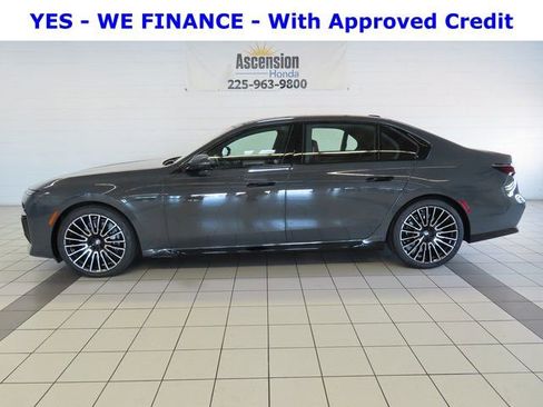 Used 2025 BMW 740i image 3