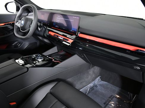 Used 2025 BMW i5 xDrive40 w/ Premium Package image 28