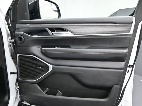 Used 2024 Jeep Wagoneer L Series II RWD image 8