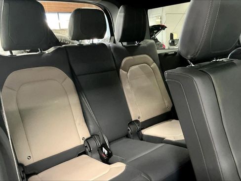 Used 2023 Land Rover Defender 130 X-Dynamic SE image 30