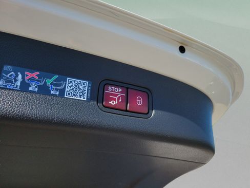 Certified 2026 Mercedes-Benz GLC 300 image 7